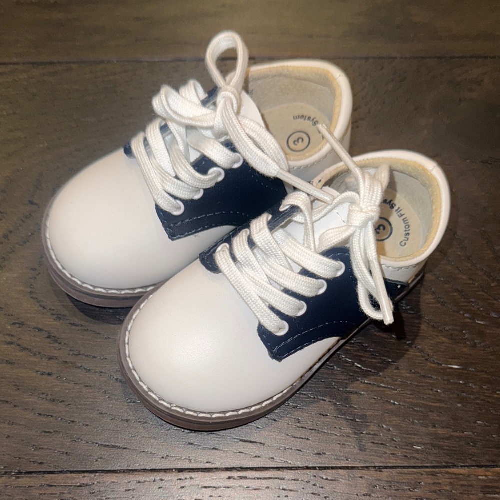 FootMates White and Navy Dress Shoes